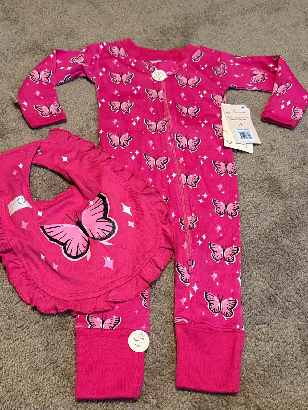 Monica + Andy girls 6-9M Matching Pajama Set with Bib